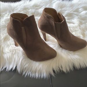 BellaMarie buttons brown size 9